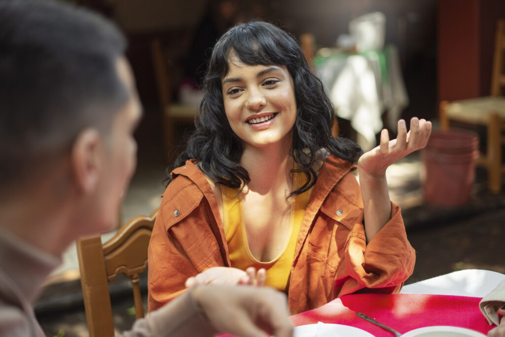 Spanish-speaking injury lawyer meeting with Hispanic client in Clearwater, FL.